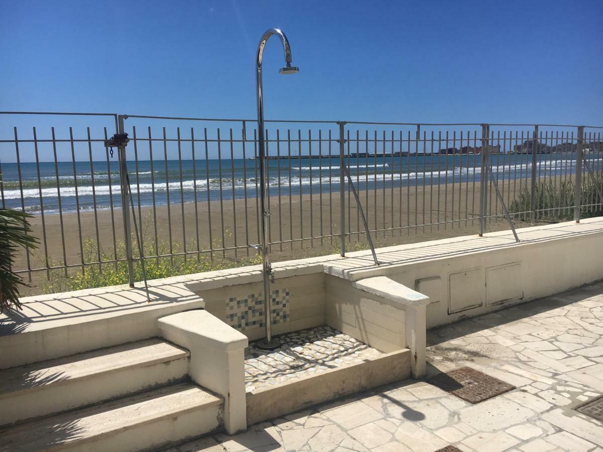 La Casa Sulla Spiaggia Apartamento Nettuno Exterior foto